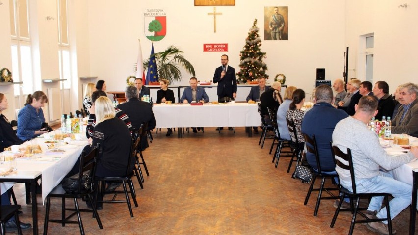Burmistrz Dąbrowy Białostockiej zjadł śniadanie z sołtysami. Były pytania i rozmowy o planach na przyszłość