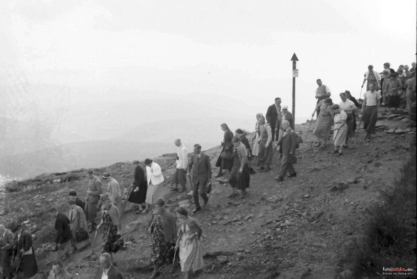 Turyści w drodze na Śnieżkę, 1938 rok
