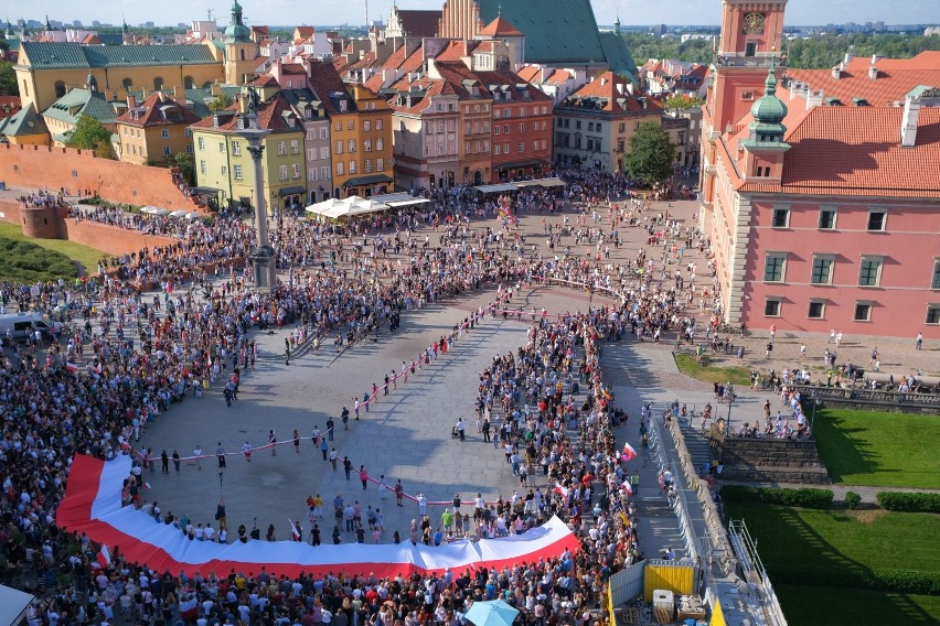 Żywy Znak Polski Walczącej na placu Zamkowym. Mieszkańcy...