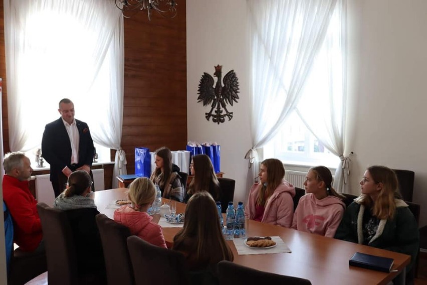 Kobylin: Spotkanie młodych sportsmenek u burmistrza