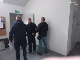 Atak złodzieja w Pyskowicach. Przewrócił 80-latkę i rzucił się na policjantów. Strażnik miejski użył tasera