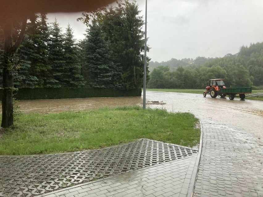 Pogotowie przeciwpowodziowe w gminie Iwkowa, w wyniku poniedziałkowych opadów ucierpiała też Lipnica Murowana