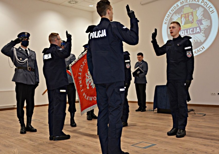 Nowi funkcjonariusze w suwalskiej Policji. Słowa roty wypowiedziało 4 policjantów [Zdjęcia]