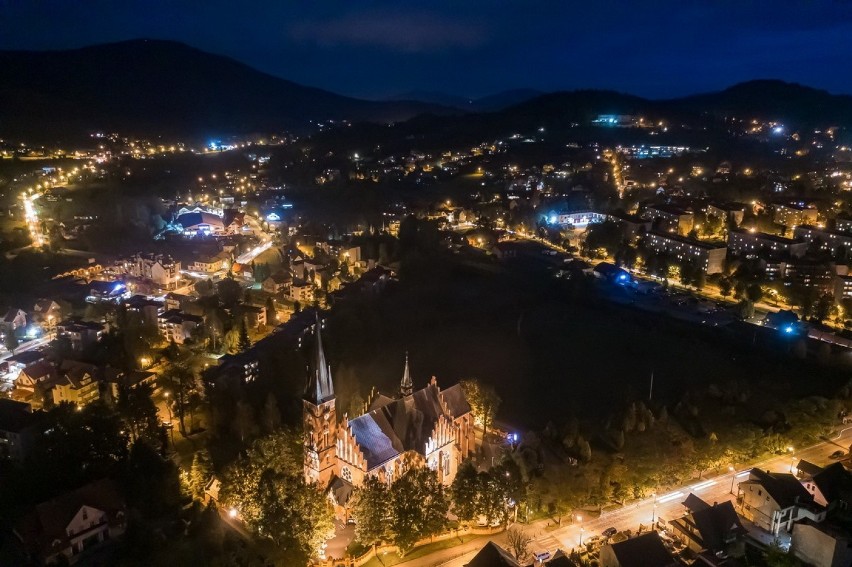 Rabka Zdrój. Nocne zdjęcia uzdrowiska w Gorcach zauroczą każdego!