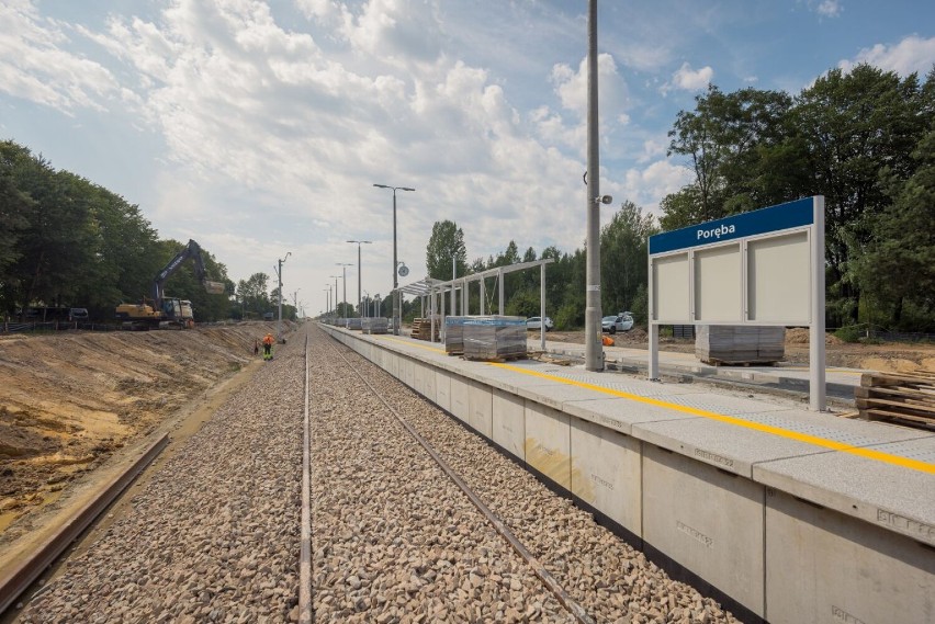 Budowa nowego peronu na stacji Poręba powoli dobiega końca
