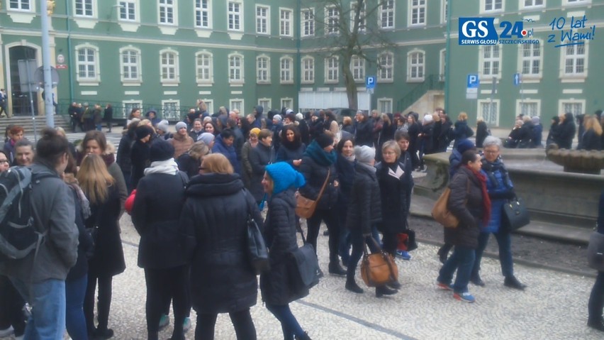 Pracownicy MOPR protestują pod urzędem w Szczecinie  [wideo] 