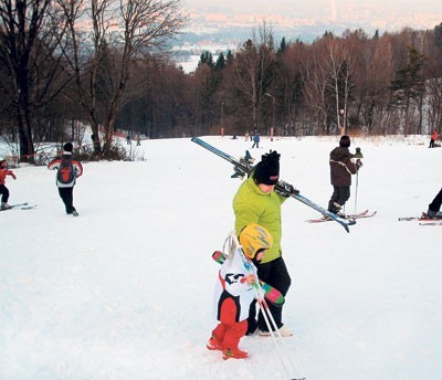 Radość z zimy i śniegu mają tylko dzieci i narciarze, którzy chętnie wyruszają na górskie bielskie stoki