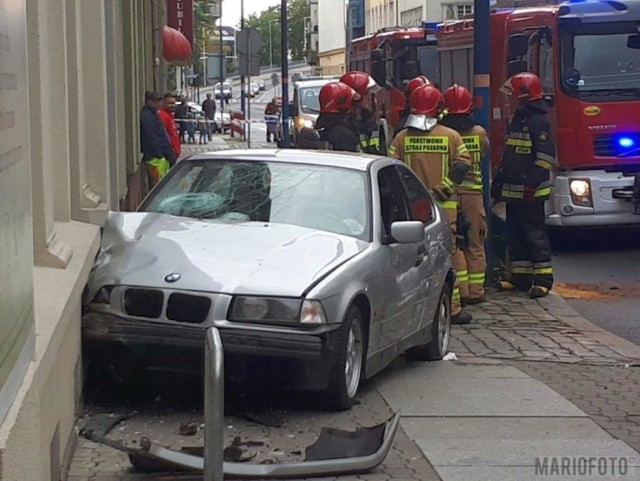 Do zdarzenia doszło w sobotę po godz. 8.30 na ulicy Reymonta w Opolu. 22-letni kierowca samochodu bmw nie opanował mocy pojazdu. Wypadł z drogi, uderzył w pojemnik z piachem, a na koniec wbił się w elewację budynku, na wysokości wejścia do butiku z odzieżą.

22-latek był trzeźwy. Policjanci ukarali go mandatem w wysokości 500 zł. Odpowie też za zniszczenie elewacji budynku.