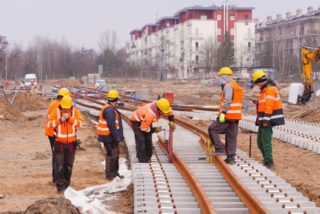 Trwa budowa trasy tramwaju na Naramowice - w rejonie ul. Bolka układane są tory, a od soboty 20 marca zmiany w organizacji ruchu obejmą rejon Lechickiej i Dworskiej