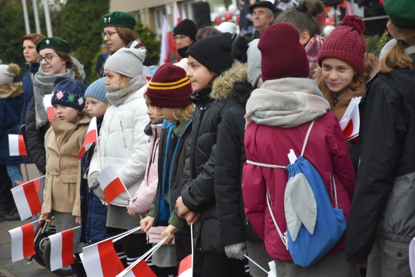 Śpiewali patriotyczne piosenki przed wągrowieckim ratuszem i "Mazurka Dąbrowskiego" przed starostwem [ZDJĘCIA] 