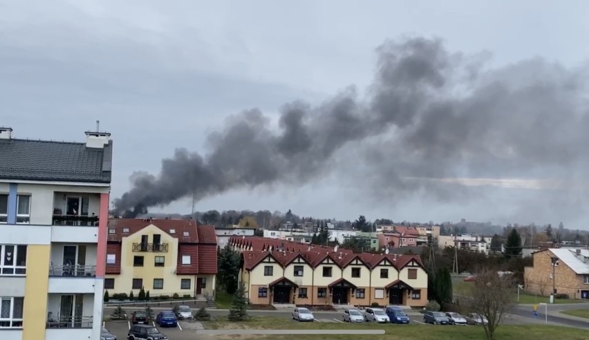 Pniewy. Pożar budynku w mieście. Gęsty dym unosi się nad miastem