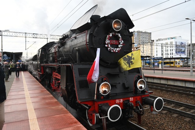 Przejazd zabytkowego pociągu z gen. Józefem Hallerem na pokładzie z Gdańska do Pucka i przemarsz na Stary Rynek w Pucku [10.02.2020 r.]