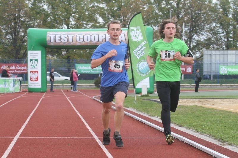 Test Coopera [ZDJĘCIA]. Biegacze mogli sie sprawdzić na stadionie AWF