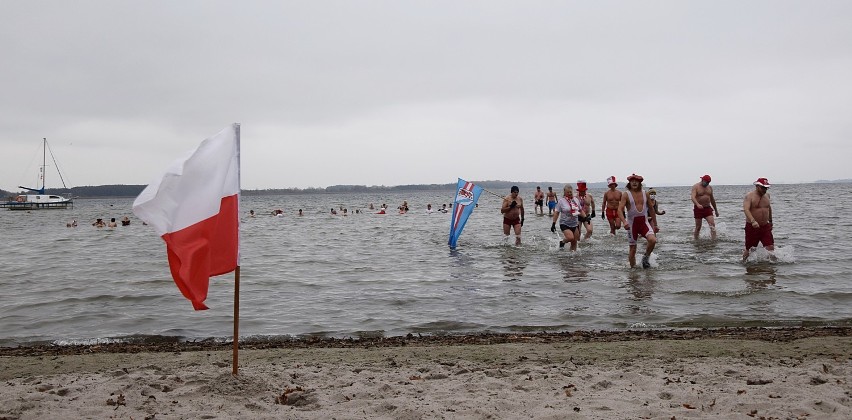 Biało-czerwoni Miedwianie. Niepodległościowa kąpiel morsów w jeziorze Miedwie ZDJĘCIA