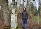 Grzegorz Ciećka opisuje kamienne krzyże z Podkarpacia. Pasjonat z Horyńca-Zdroju dotarł aż pod Jarosław