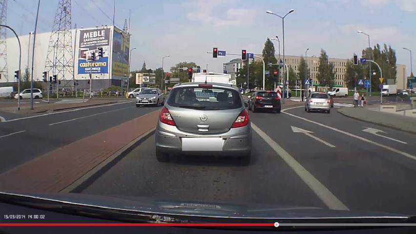 Katowice. Policjant na motorze... a linia ciągła [WIDEO]