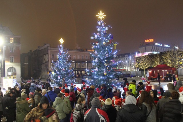 Lampki na bożonarodzeniowej choince w Katwicach już świecą. Świąteczna iluminacja rynku jest bogata