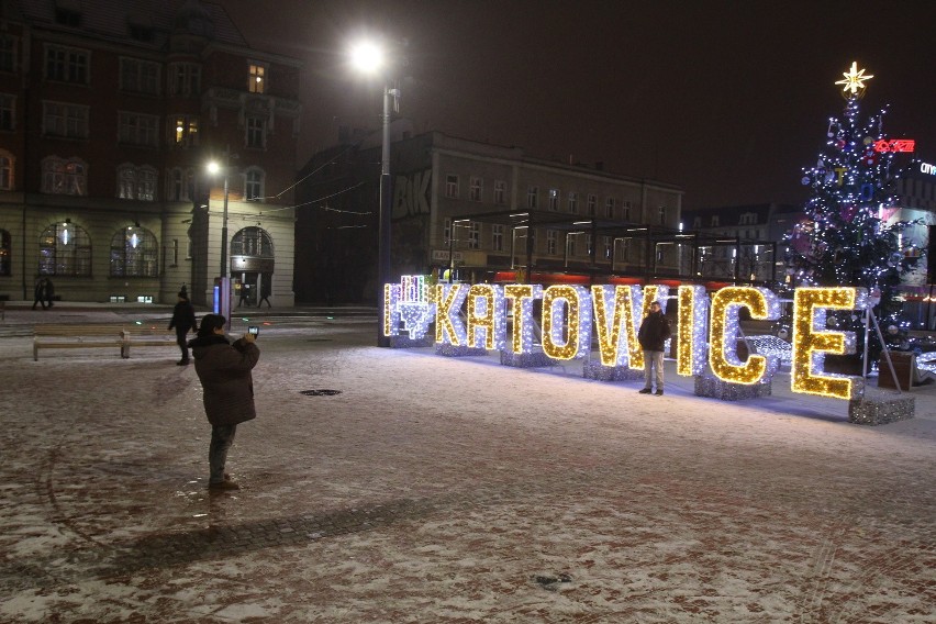 Lampki na bożonarodzeniowej choince w Katwicach już świecą....