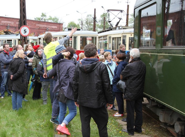 -&nbsp;ul. Konstantynowska 115

Zajezdnia Muzealna Brus obchodzi w tym roku 5 lat działalności.

3 maja otwarte zostaną 4 nowe wystawy:
-&nbsp;o historii oznakowania linii w tramwajach i autobusach
-&nbsp;o 5-leciu Zajezdni Muzealnej Brus
-&nbsp;o 15-leciu Tramwajowej Linii Turystycznej
-&nbsp;zdjęcia tramwajów na Piotrkowskiej w czasie okupacji. 

Dodatkowo będzie można obejrzeć tabor techniczny, udostępniony przez MPK-Łódź Traffic.

Dojazd zapewni uruchomiona przez KMST linia S1. 

Zajezdnia Muzealna Brus będzie czynna 3 maja w godz. 12-18. Obiekt będzie można też zwiedzić 1 maja od 12 do 16.