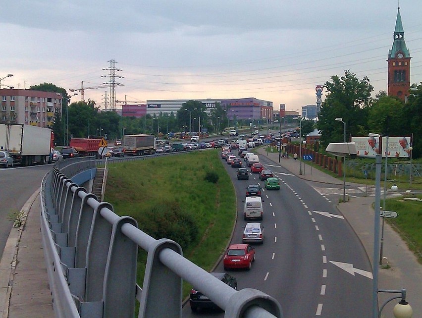 KRÓTKO: Znów ogromny korek na DTŚ! Przyczyną stłuczka na dojeździe do Roździeńskiego [ZDJĘCIA]