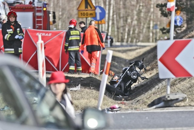 Do tragedii doszło na drodze w kierunku Starego Kisielina. Nie żyje 41-letni motocyklista. Uderzył w forda, którego kierowca najprawdopodobniej zajechał mu drogę.