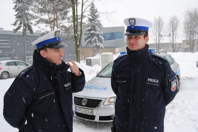 Policjanci z Chrzanowa radzą, by 1 listopada wysiąść z samochodu i wybrać się na cmentarz pieszo