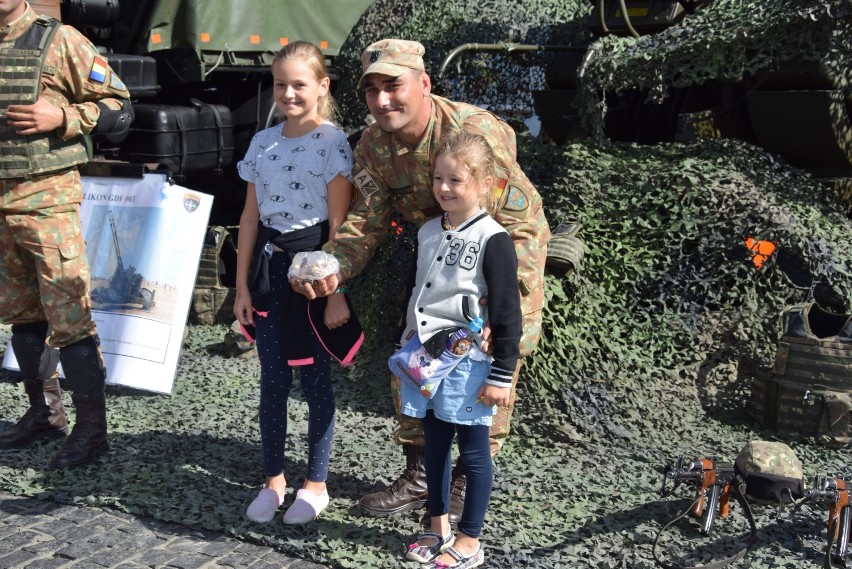 Piknik militarny na Placu Marii Konopnickiej w Suwałkach