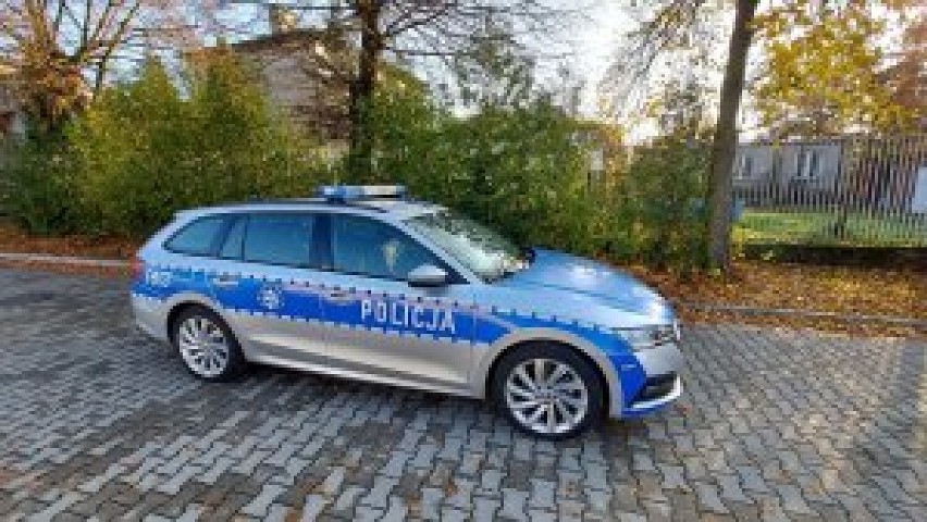 Flota samochodów Komendy Powiatowej Policji w Kutnie powiększyła się o kolejny radiowóz scodę octavię.
