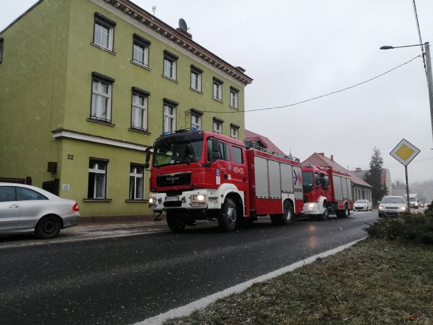 Strażacy interweniowali w kamienicy przy ul. Rawickiej [ZDJĘCIA]