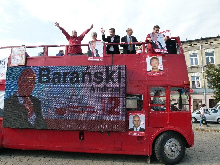 Czerwony autobus SLD na ulicach Tomaszowa Mazowieckiego