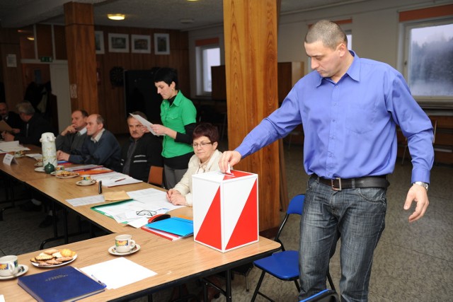 Krzysztof Koliński podczas jednego z głosowań sesji Rady Gminy