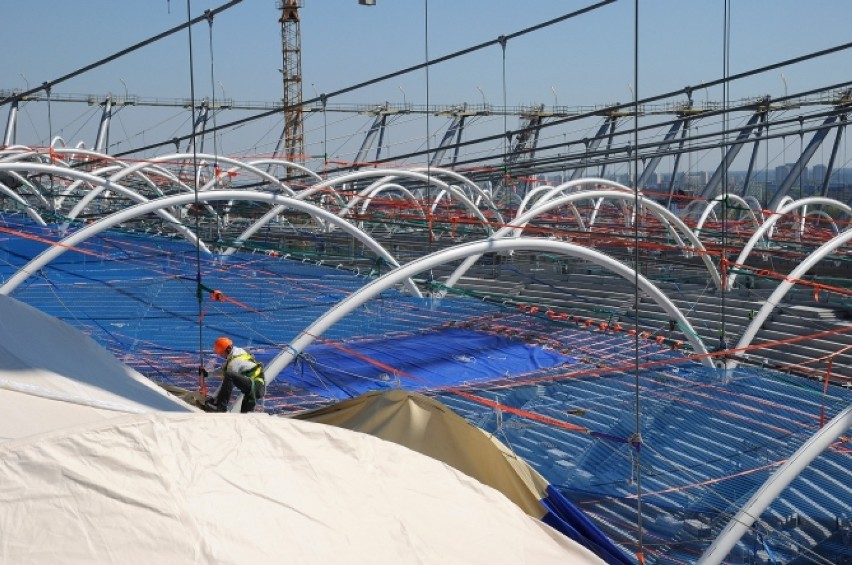 Na budowie Stadionu Narodowego trwa montaż elementów dachu...
