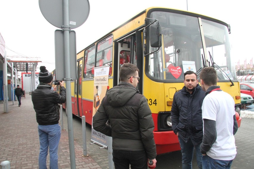 Specjalny, walentynkowy Ikarus przy markecie Auchan w Kielcach [WIDEO, zdjęcia]