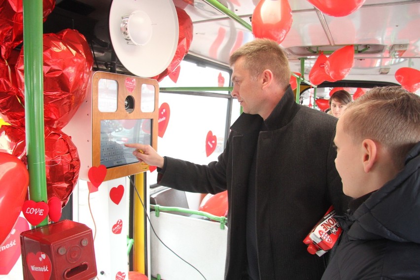 Specjalny, walentynkowy Ikarus przy markecie Auchan w Kielcach [WIDEO, zdjęcia]