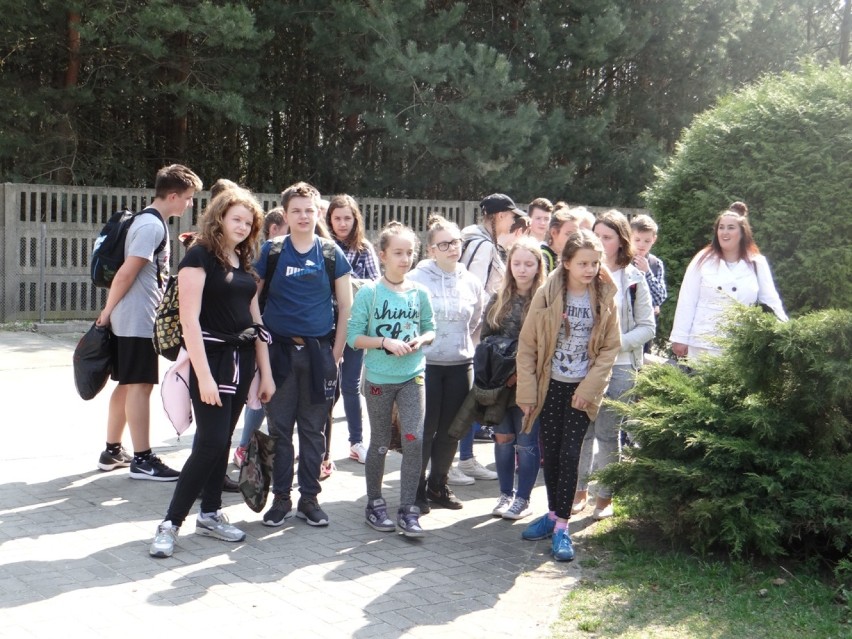 Uczniowie ZSG 7 w schronisku dla zwierząt w Radomsku