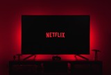 Koniec ze współdzieleniem konta na Netflix od 2023 roku? Firma bierze się za Polaków. 15 minut na wpisanie kodu