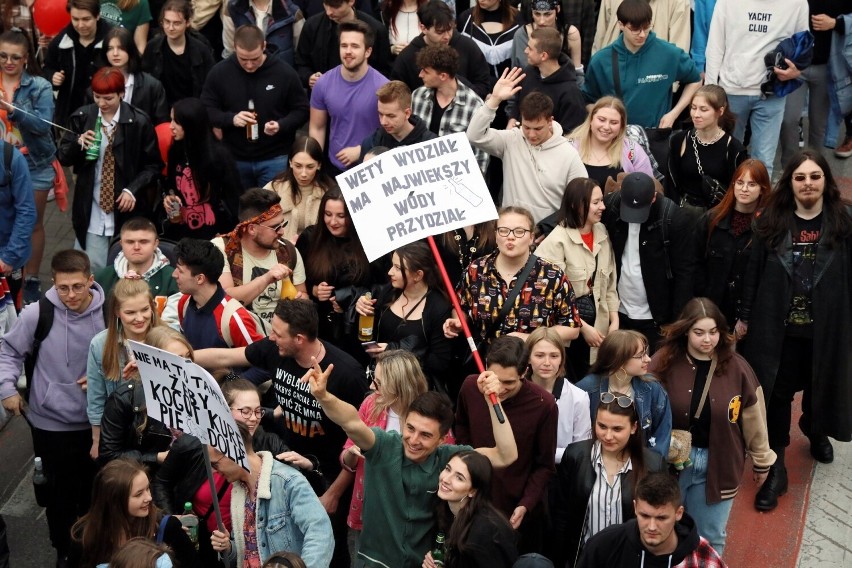 Kolorowy korowód studentów przeszedł ulicami Lublina w rytmach lat 80. [ZOBACZ ZDJĘCIA]