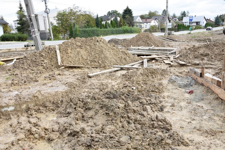 Gorlice. Przy ulicy Dukielskiej, wzdłuż DW 993 powstaje ścieżka pieszo-rowerowa. Ma być gotowa jeszcze w tym roku.