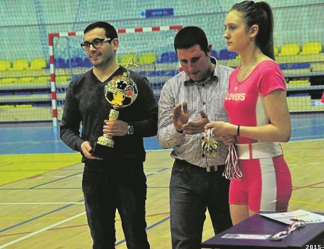 Bartosz Oleksy wręcza nagrody  na Turnieju CUP
