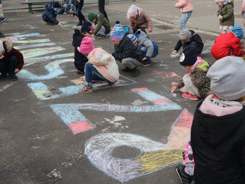 Przedszkolaki kochają swoje miasto i rysują dla Wrześni wielką laurkę 