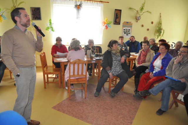 Zdjęcia ze spotkania inwestora z mieszkańcami Świereszczewa w roku 2014, inwestycja budziła wówczas protesty oraz współczesna budowa koło Barwic