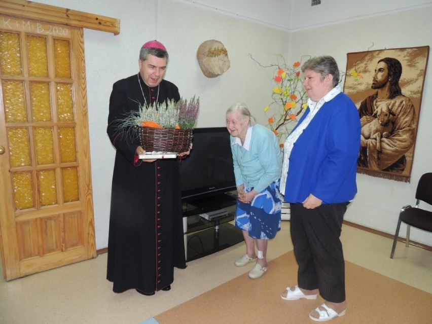 Ks. Biskup Wojciech Osial odwiedził w DPS w Łęczycy