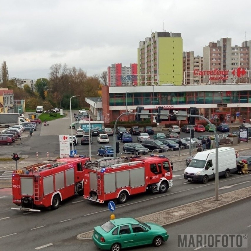 W Opolu przy ul. Niemodlińskiej volksvaen golf najechał na busa. Interweniowaly służby ratunkowe  