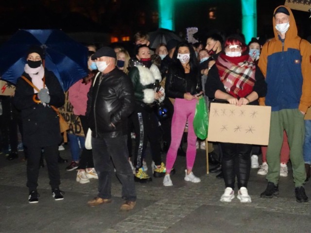 "Czarny protest" w Chełmnie - w ciemnościach. A wszystko przez awarię latarni wokół rynku