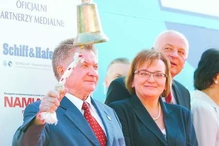 Longin Pastusiak, marszałek Senatu, uderzeniem w dzwon okrętowy obwieścił wczoraj rozpoczęcie targów  Baltexpo 2005.
Fot. Grzegorz Mehring