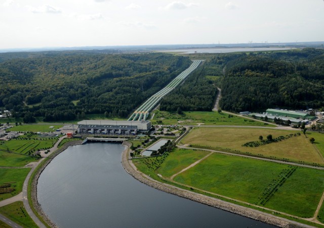 W Żarnowcu elektrowni jądrowej niedokończono  ale w 1983 roku wybudowano tam elektrownię… wodną o mocy 800 MW.