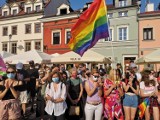 Kraków. Tęczowe flagi na ulicy Szerokiej. Przyszli tu solidarni z działaczką LGBT