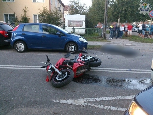 Motocyklista z Opalenicy nie żyje. W czwartek w Łebie zginął młody motocyklista z Opalenicy. Motocyklista, bez prawa jazdy, na prostym odcinku drogi w centrum Łeby, stracił panowanie nad maszyną i uderzył w zaparkowany samochód.