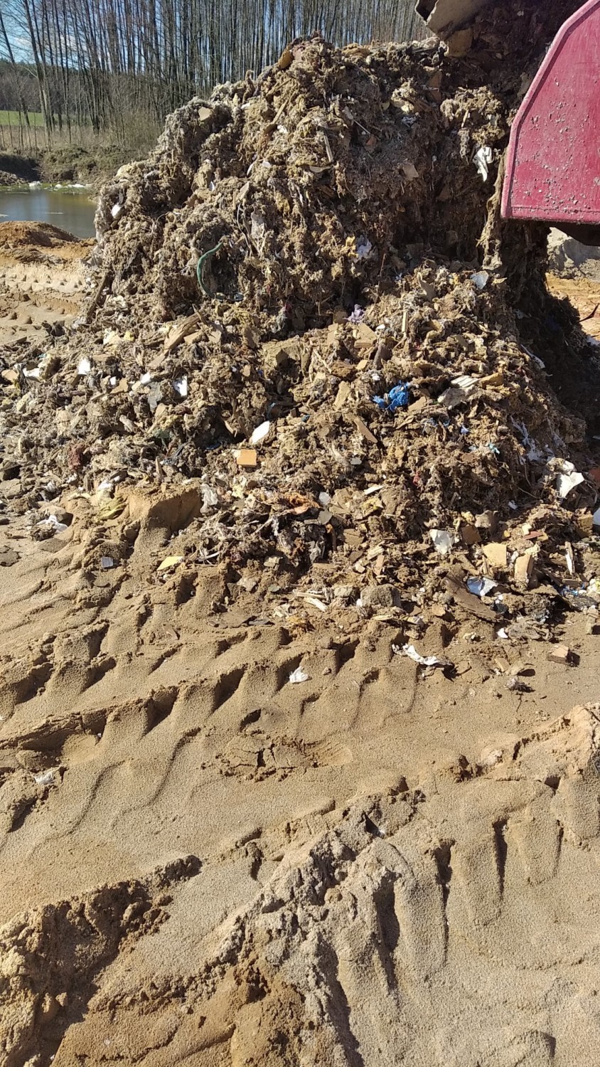 Nielegalne składowisko odpadów na terenie pokopalnianym w...