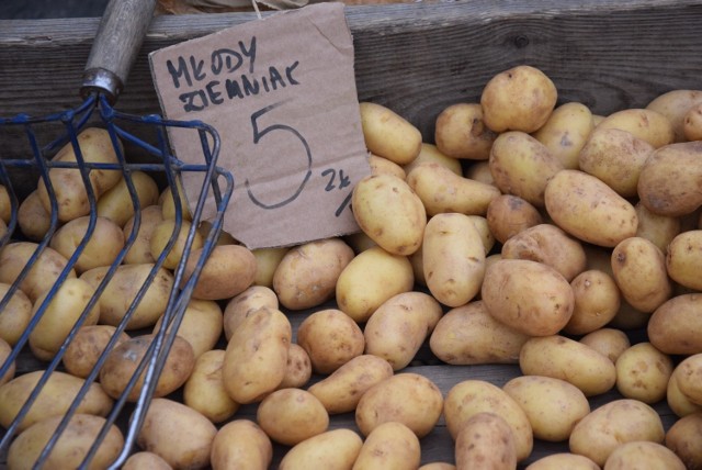 Na ryneczku można też kupić kwiaty do posadzenia w ogrodzie lub na balkonie.